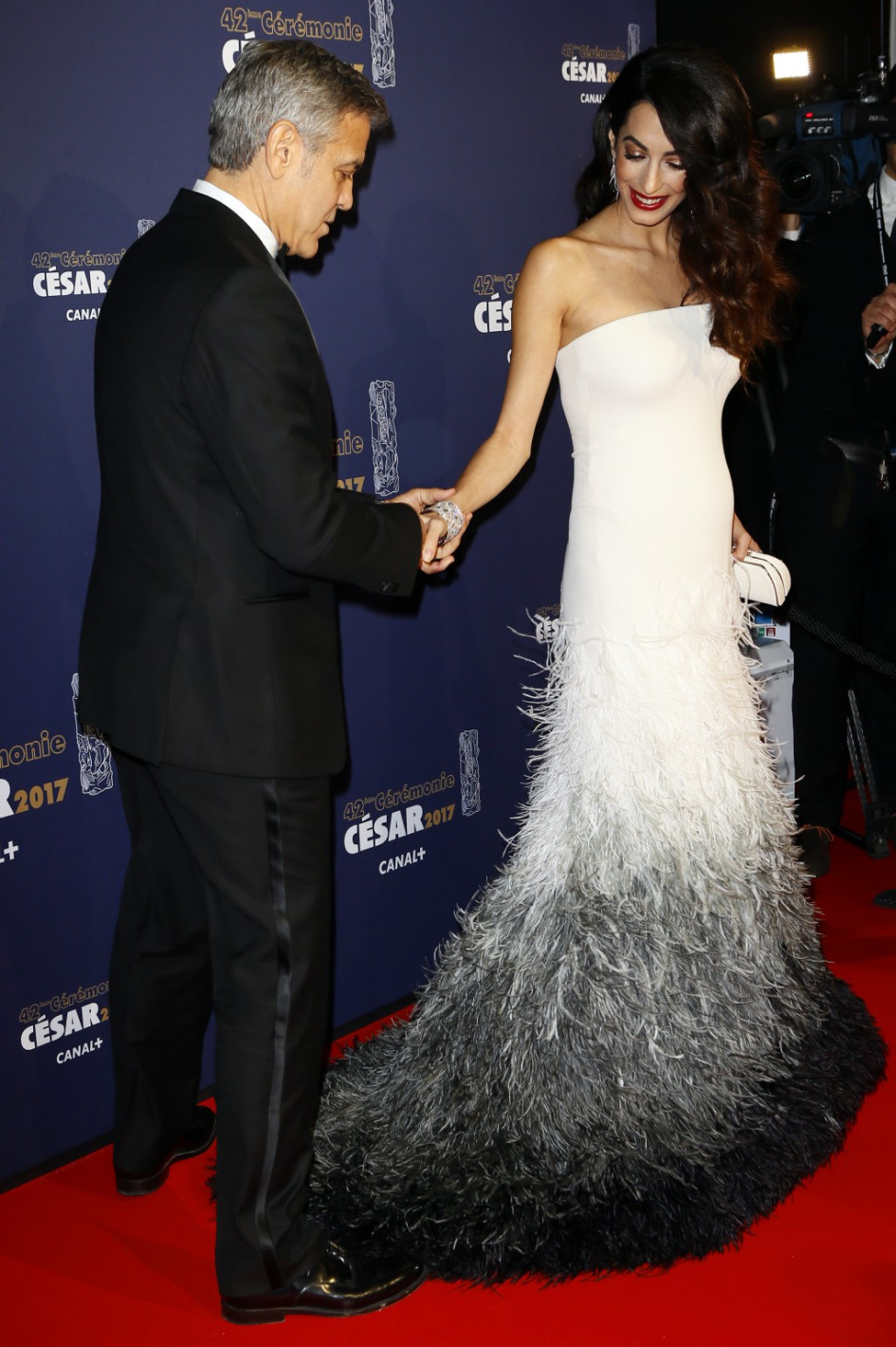 Бременната Амал Клуни блести на наградите "Сезар" (Вижте я с коремче)