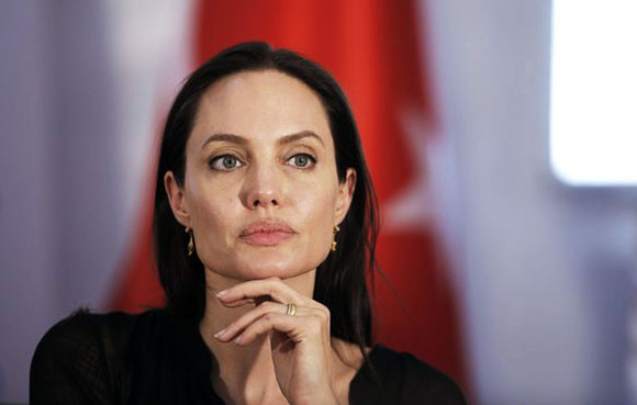 Анджелина Джоли търси полезен ход