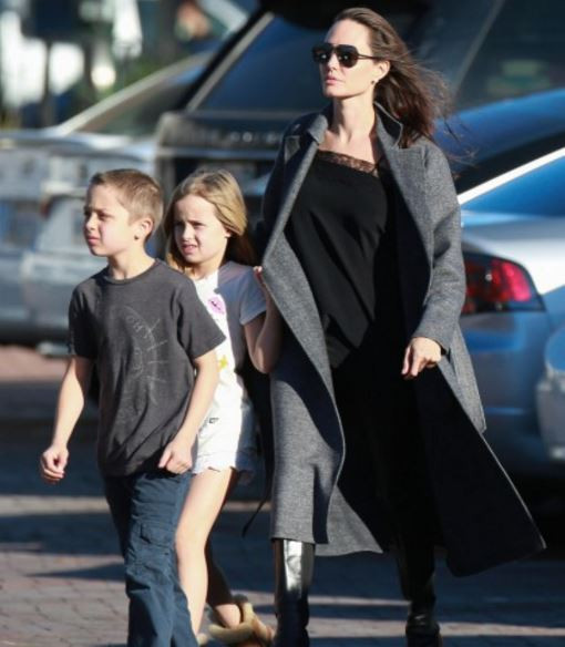 Анджелина Джоли с близнаците си