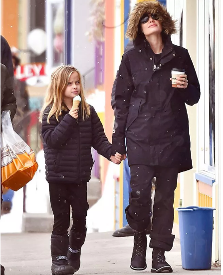 Анджелина Джоли скри децата от Брад Пит за празниците (Снимки къде се покриха)