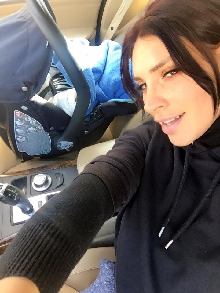 Златка Димитрова вози бебето си на предната седалка
