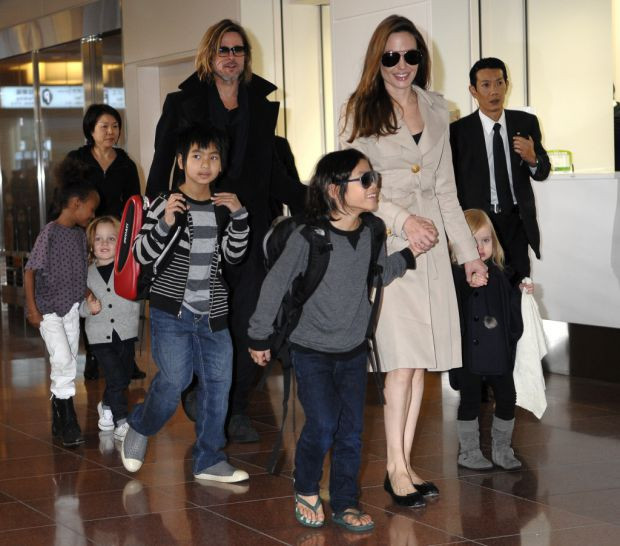 Анджелина Джоли взе децата на Брад Пит