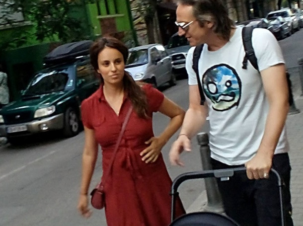Деян Донков и Радина Кърджилова на разходка с бебето