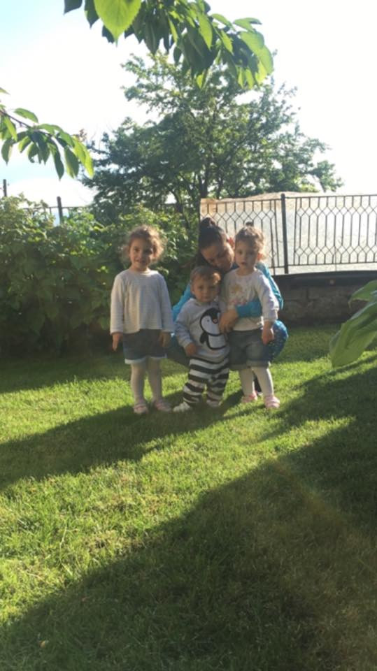 Емануела с племенниците си и малкия Митко