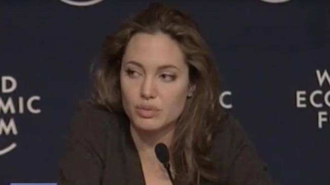Анджелина Джоли съсипана от тв водещ