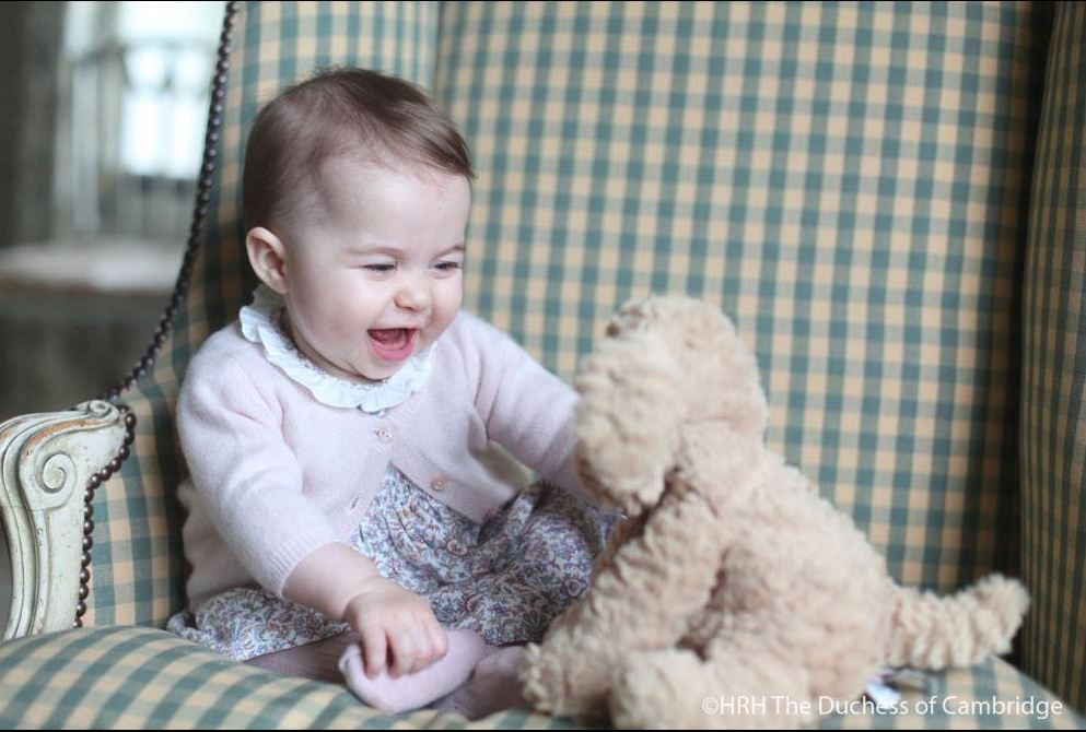 Кейт и Уилям показаха малката принцеса Шарлот (Снимки)