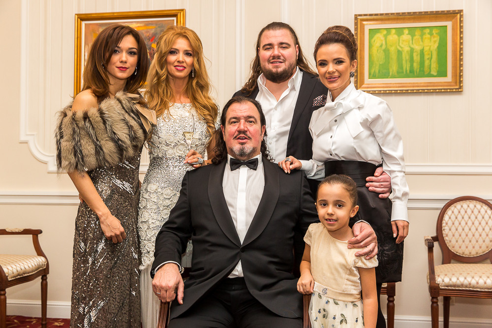 Добромир Гущеров със семейството си