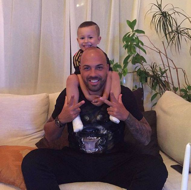 Ники Михайлов се радва на малкия си племенник