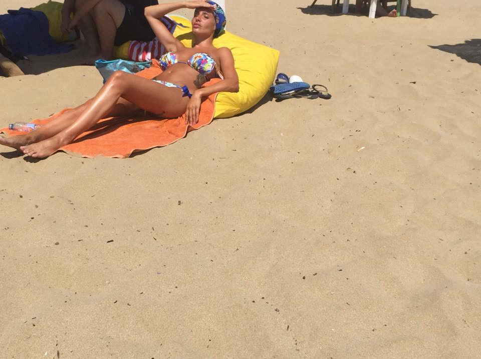 Златка Димитрова събра погледите на туристите със супер тялото си на плажа