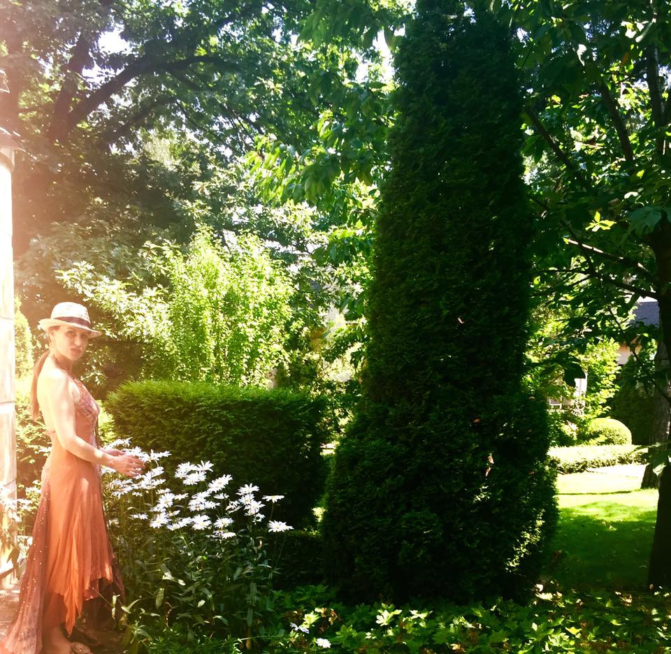 Илиана Раева в градината си