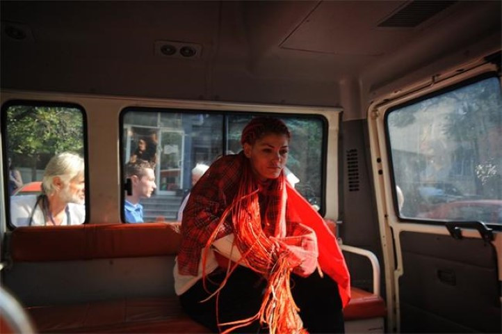 Жана Бергендорф в линейката, с белезници