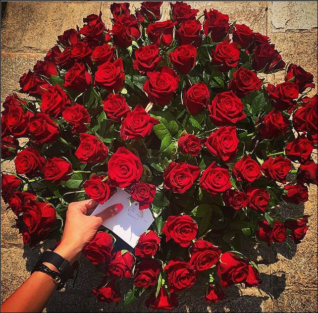 Букет от 101 рози с послание на италиански е поредния жест към моделката