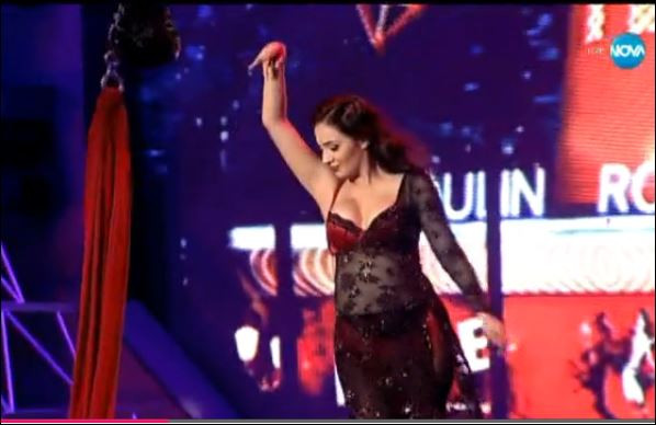 Красивата актриса отнесе конкуренцията с огнено танго, изпълнено с шал във въздуха