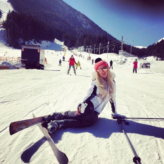 Андреа не пропусна да се изкриви и на ски пистата