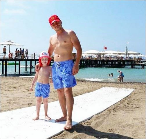 Докато певицата е по участия, баща и син събират тен на плажа
