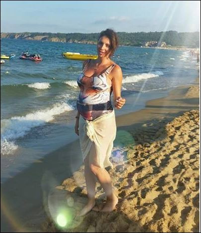 Бременната Златка Димитрова разгорещи с ново фото от плажа 