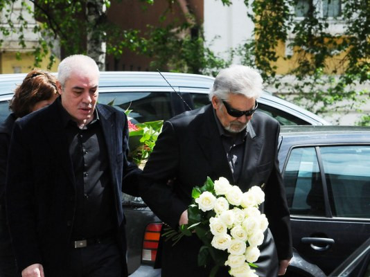 Стефан Данаилов носи цветя за покойната си съпруга Мария, придържа го сина й Росен Цанков