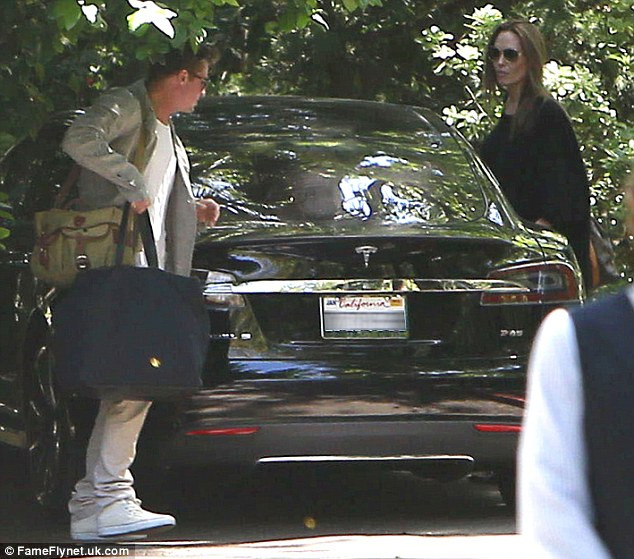 Анджелина Джоли и Брад Пит пристигат за почивката си