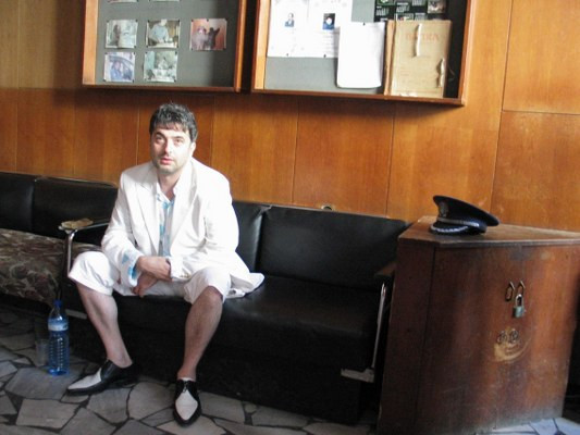 Евгени Минчев с къси панталони в съда