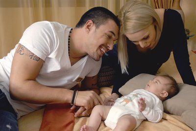 Алисия и Валери Божинов с Валери-младши, малко след раждането му