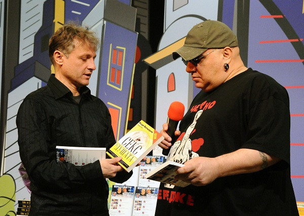 Къци Вапцаров подава новата си книга с вицове на Фънки