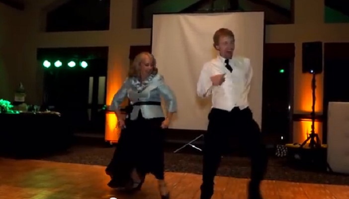 Сватбен танц с изненада - младоженецът разбива дансинга с мама