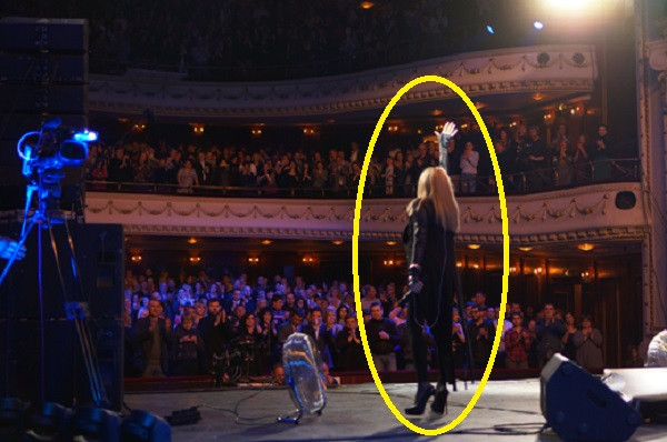 Лили Иванова надмина себе си по фасони - снимаха я само с гръб на концерта