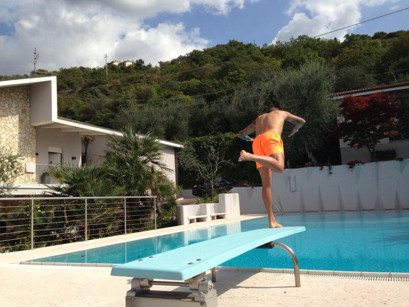 Ники Михайлов разполага и с басейн в къщата си във Верона