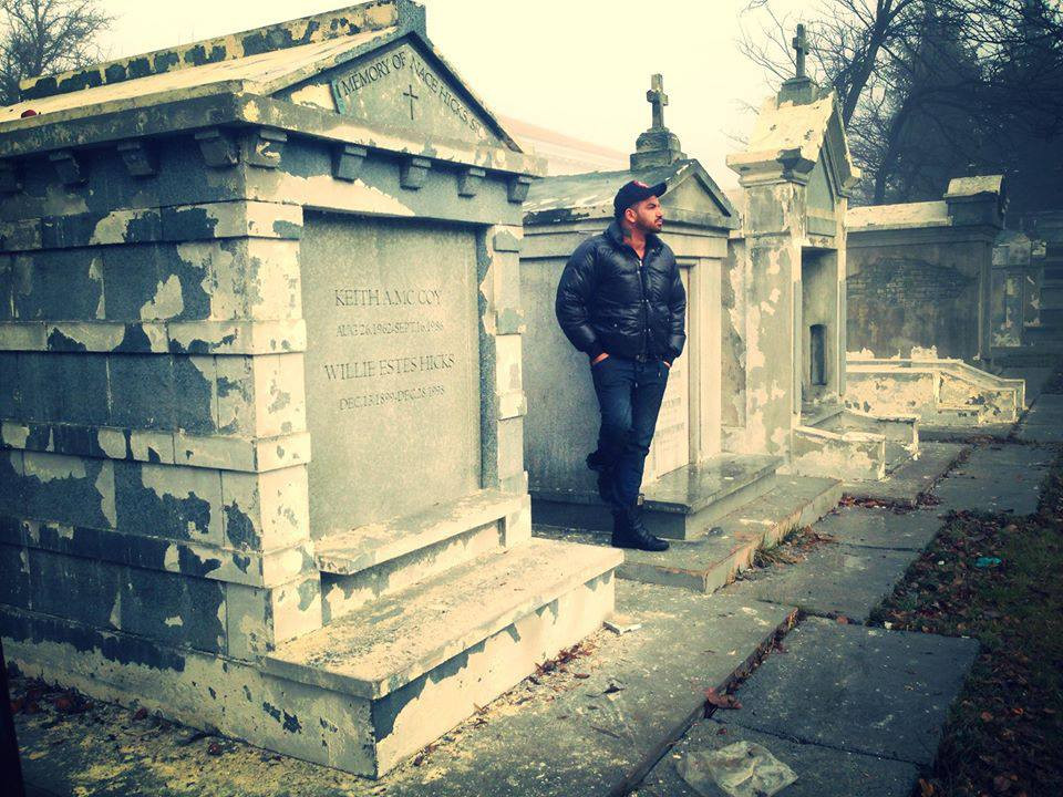 Азис се снима на гробищата 