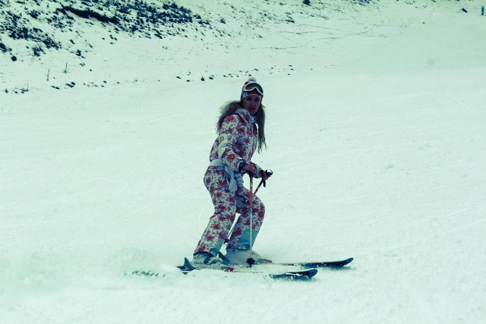 Антония Петрова с пижама на ски пистата