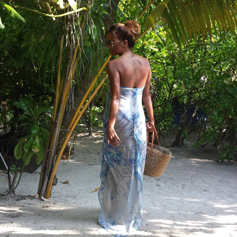 Николета обикаля Малдивите в ефирни рокли