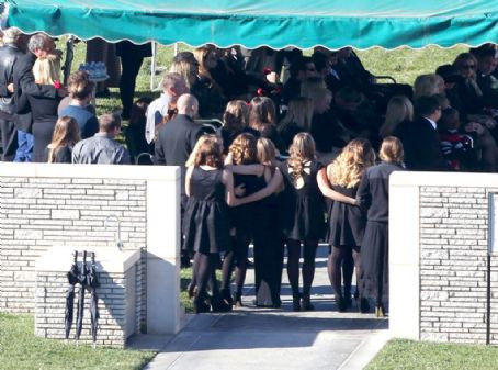 Само най-близките приятели на Пол присъстваха на погребението