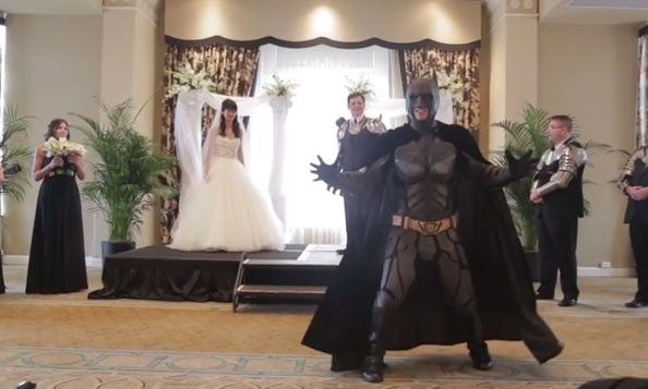 Батман и Железния човек нахлуха на рицарска сватба
