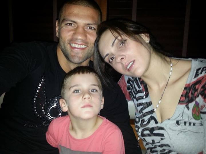 Тервел и Диана заедно с детето си, което отново се радва на усмихнатите си родители