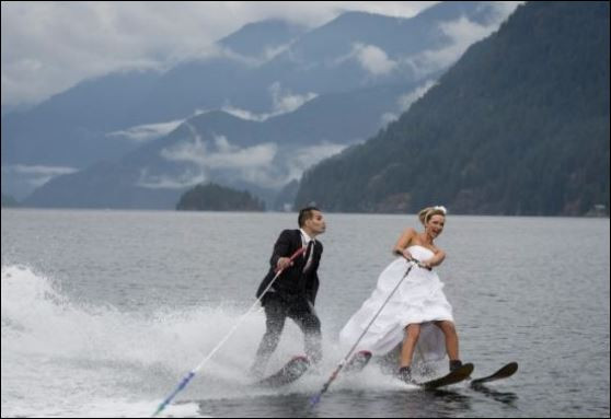 Младоженци се венчаха на водни ски 