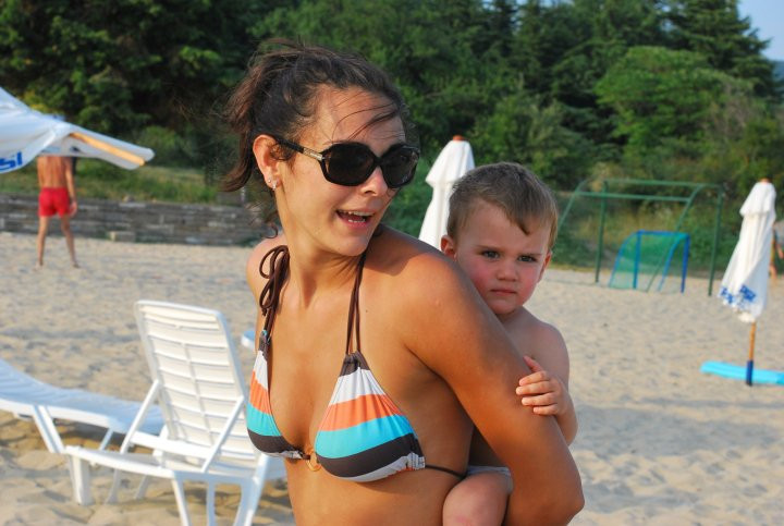 Диана Ненова - жената на Тервел Пулев, с детето им на плажа