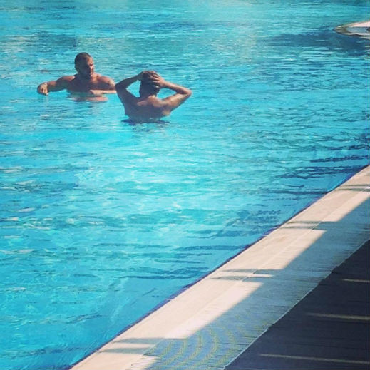 Азис и охранителят му плуват заедно в басейна