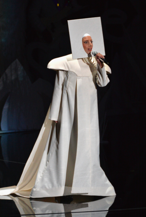 Лейди Гага отново втрещи със странен тоалет