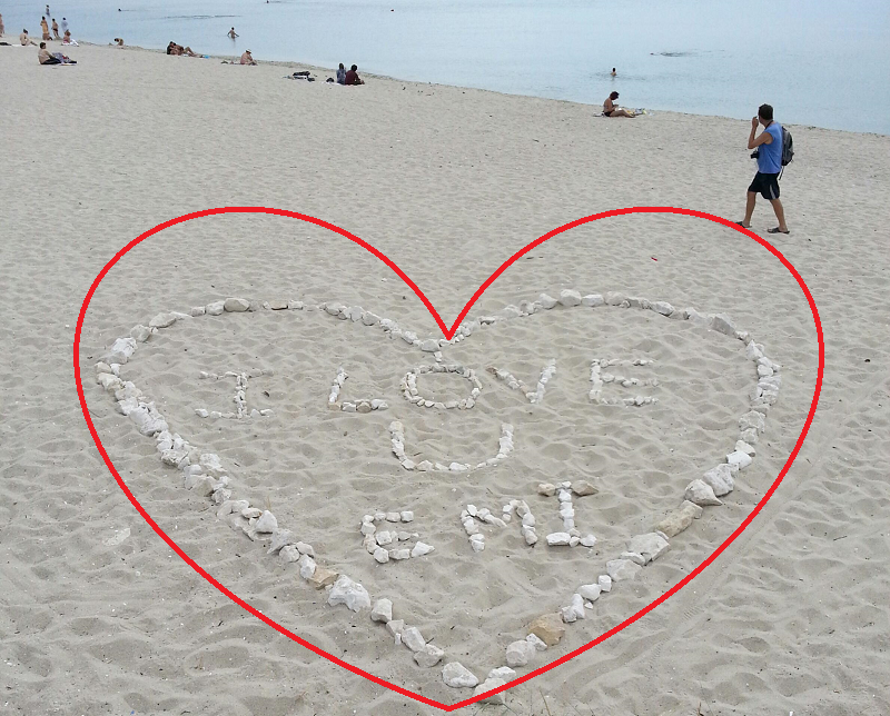 Влюбен мъж трогна цяла България с обяснението си на плажа