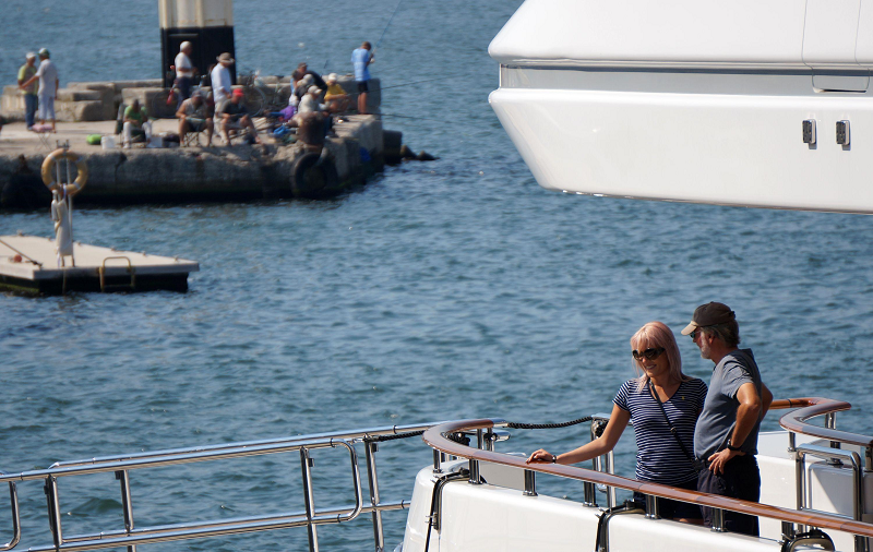 Тузарите на яхтата се радват на слънцето във Варна
