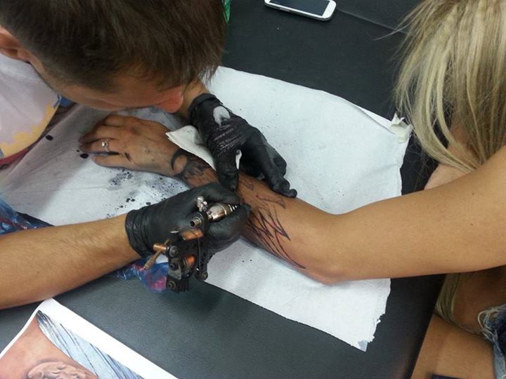 Дени Лазаро стиска зъби, докато й правят татуировката на ръката