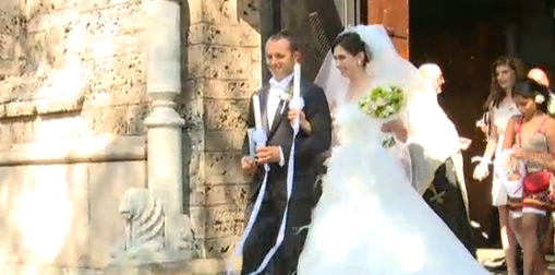 Жана и Слав - щастливата двойка излиза от църквата след венчавката