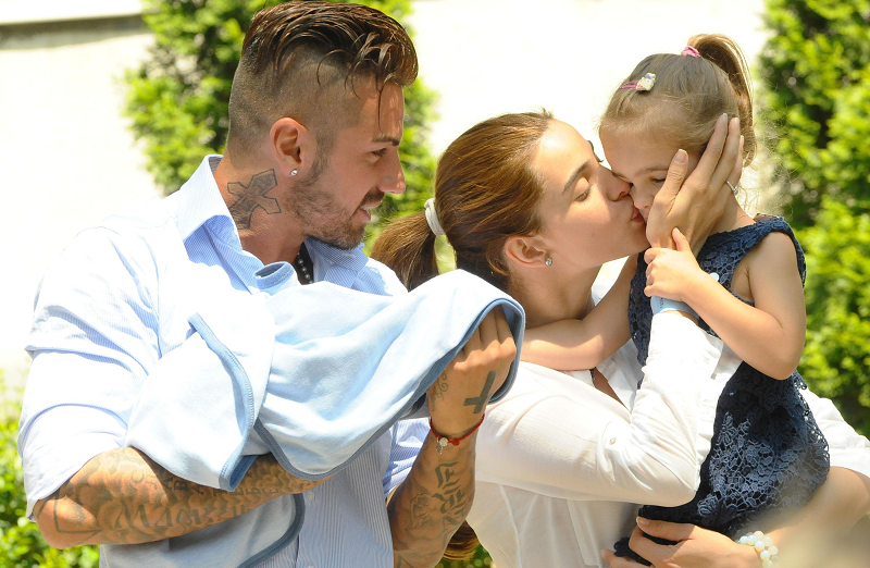 Благой Георгиев със сина си Давид, а съпругата му Христина целува дъщеря им