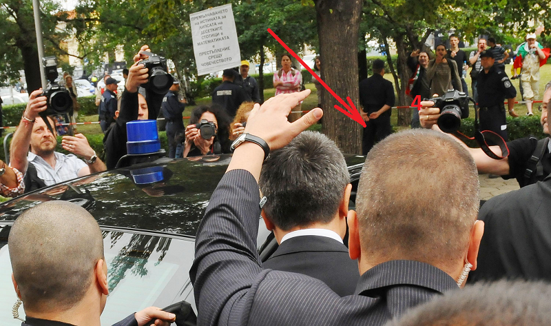 Пламен Орешарски се сблъска с протестиращите пред парламента
