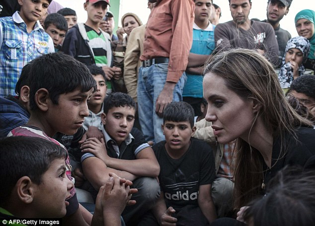Анджелина Джоли след мастектомията отново помага на чужди деца
