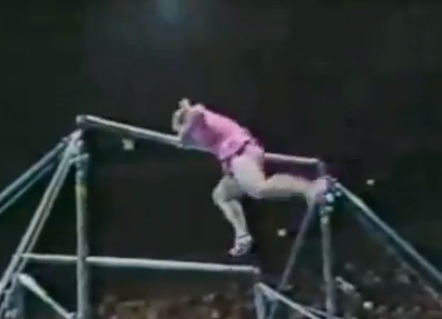Изпълнението на тази "гимнастичка" ще ви разплаче от смях