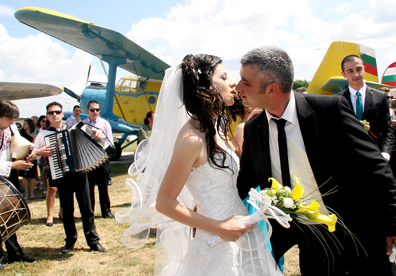 Младоженците си казаха "да" на летище Пловдив