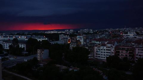 Зловещи цветове и черни облаци разцепиха небето над Варна