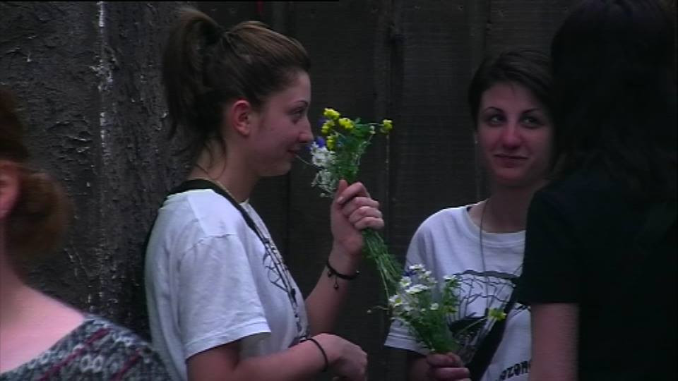 Жени се извинява на Велислава и Марина с цветя