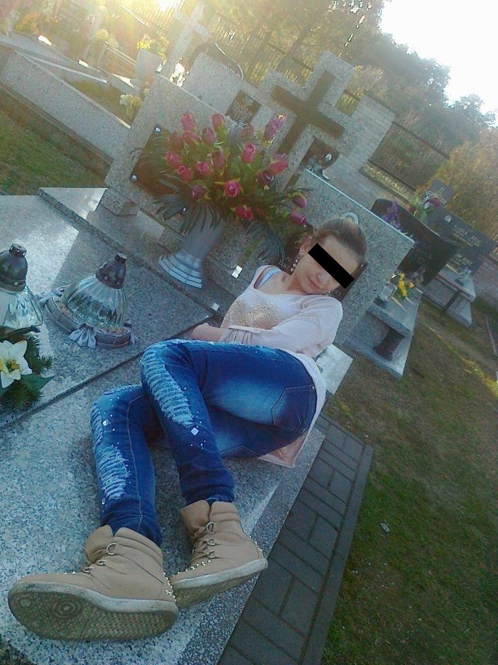 Снимката, на която тийнейджърка позира на гроб, взриви интернет